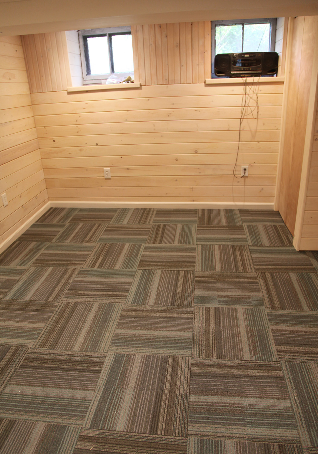 Carpet Tiles In Basement - decodir